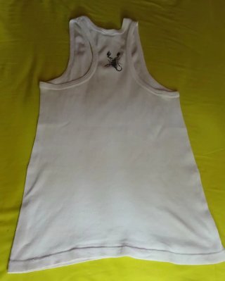 Camiseta de tirantes blanca con escorpión