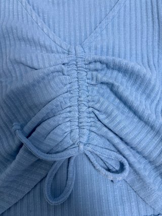 Camiseta azul ajustada con cordón