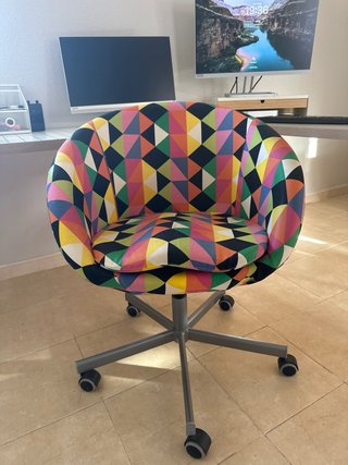 Silla de escritorio con diseño geométrico
