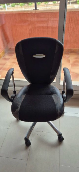 Silla de oficina giratoria con ruedas