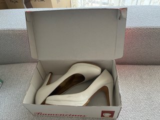 Zapatos de fiesta Mascaró blancos