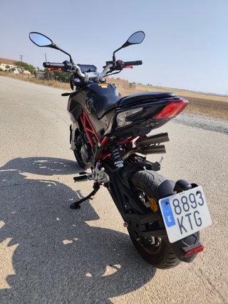 Benelli TNT 125 Naked Negra/Roja