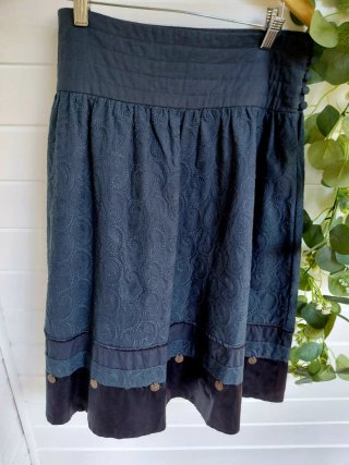 Falda boho azul marino con relieve y monedas