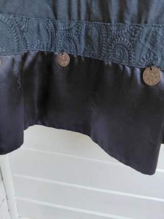 Falda boho azul marino con relieve y monedas