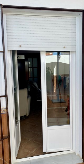 Puerta de aluminio blanca