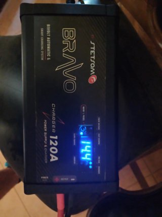Cargador Stetsom Bravo 120A Bivolt