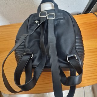 Mochila negra acolchada