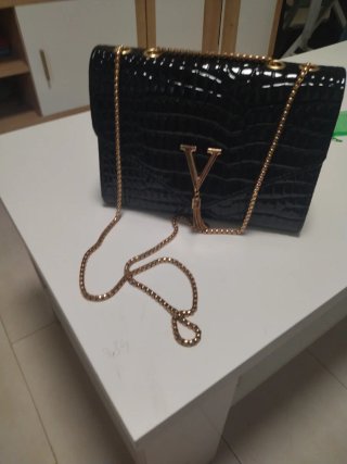 Bolso negro elegante con cadena dorada