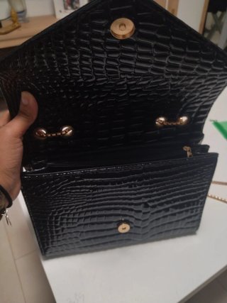 Bolso negro elegante con cadena dorada