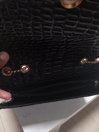 Bolso negro elegante con cadena dorada
