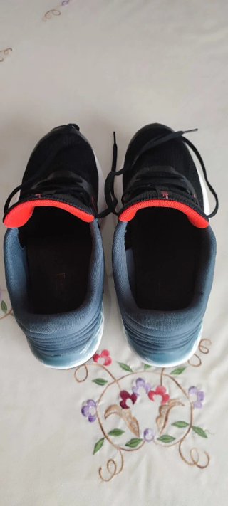 Zapatillas New Balance Negras y Rojas Talla 44/5