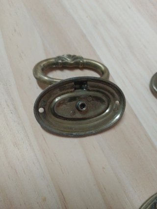 Tiradores antiguos de bronce para muebles