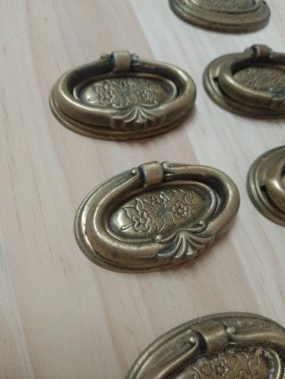 Tiradores antiguos de bronce para muebles