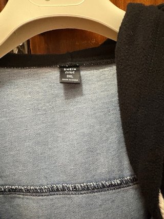 Chaqueta vaquera con capucha mangas de terciopelo