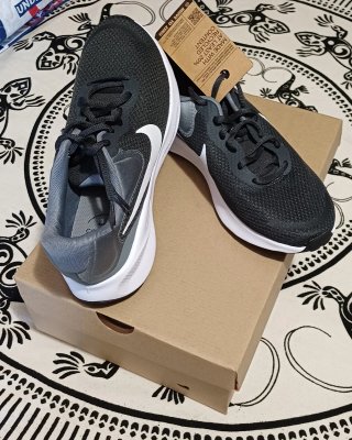 Nike Revolution 7 Talla 41 Gris/Blanco/Negro