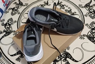 Nike Revolution 7 Talla 41 Gris/Blanco/Negro