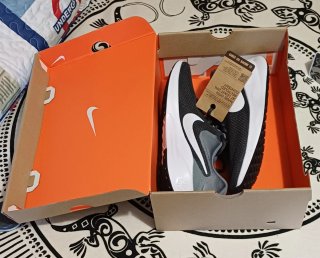Nike Revolution 7 Talla 41 Gris/Blanco/Negro