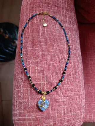 Collar Corazón Azul con Abalorios Dorados