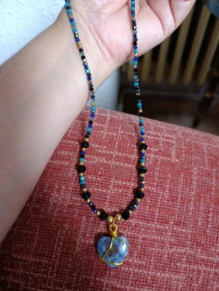 Collar Corazón Azul con Abalorios Dorados