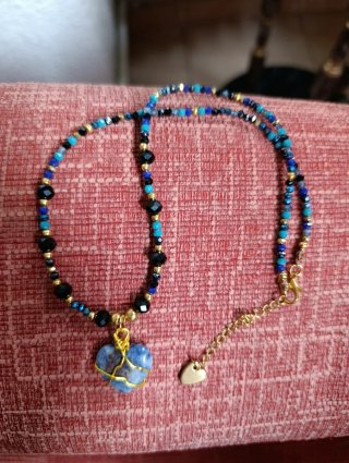 Collar Corazón Azul con Abalorios Dorados