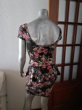 Vestido negro floral con vuelo