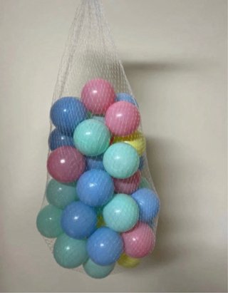 Parque infantil con pelotas