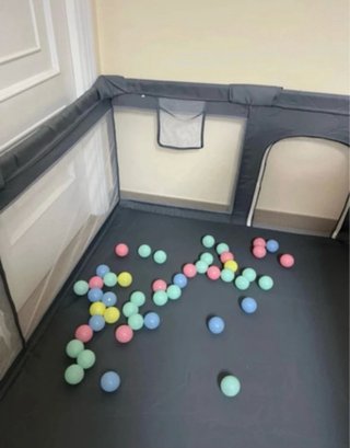Parque infantil con pelotas