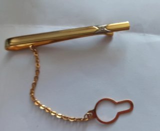Pasador de corbata dorado con cadena