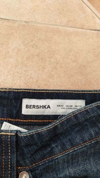 Vaqueros flare tiro bajo Bershka