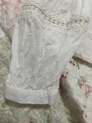 Blusa blanca con relieve de puntos