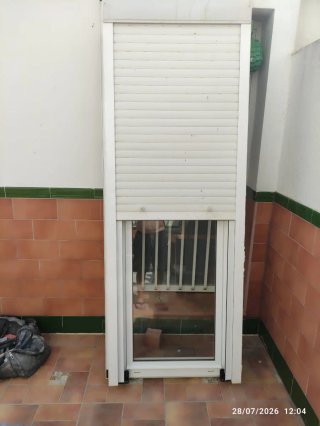 Puerta aluminio con persiana