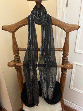 Fular plateado y negro con transparencias