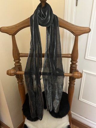 Fular plateado y negro con transparencias