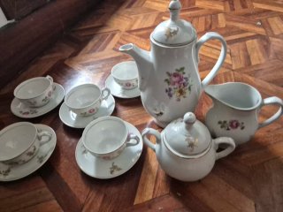 Juego de té de porcelana con flores