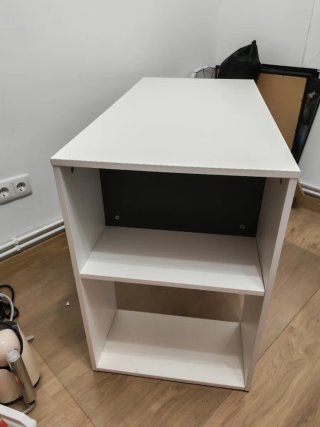 Escritorio blanco y gris con cajón