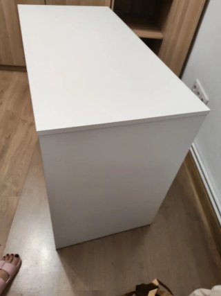 Escritorio blanco y gris con cajón
