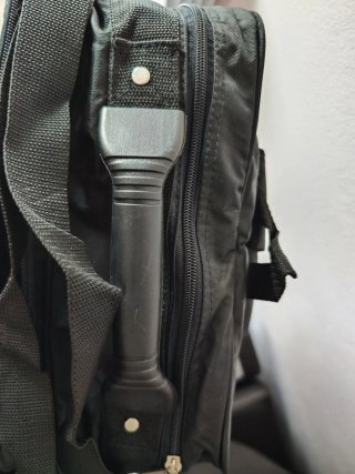 Mochila preta prática e espaçosa