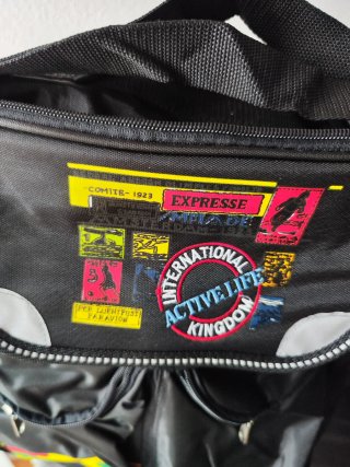 Mochila preta prática e espaçosa