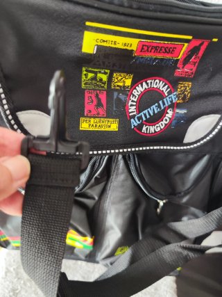 Mochila preta prática e espaçosa