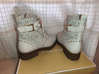 Botines Michael Kors Beige y Blanco