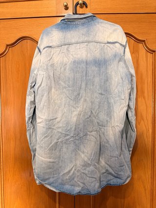 Camisa vaquera desgastada