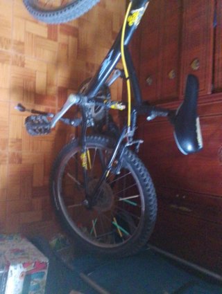 Bicicleta Montaña Negra y Amarilla
