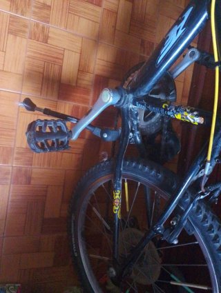 Bicicleta Montaña Negra y Amarilla