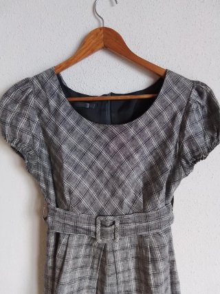 Vestido "Easy Wear" gris con cinturón.
