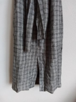 Vestido "Easy Wear" gris con cinturón.