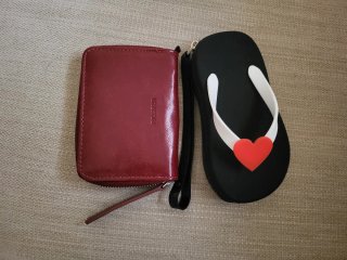 Monederos Pull&Bear negros y rojos