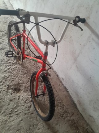 Bicicleta BMX California BH color naranja.