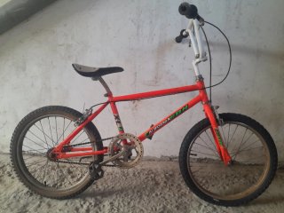 Bicicleta BMX California BH color naranja.