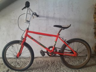 Bicicleta BMX California BH color naranja.