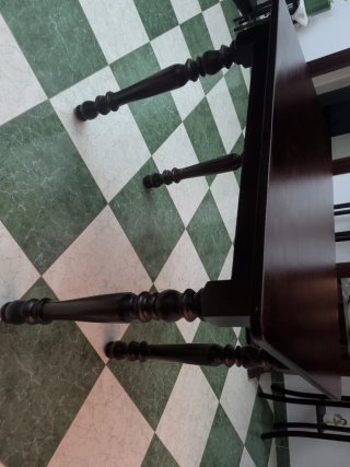 Mesa de comedor de madera oscura